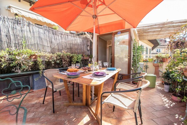 Outdoor dining