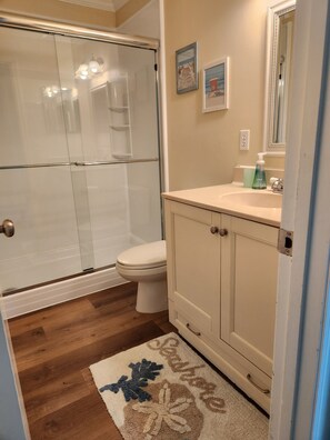 Kylpyamme, hiustenkuivaaja, pyyhkeet, saippua