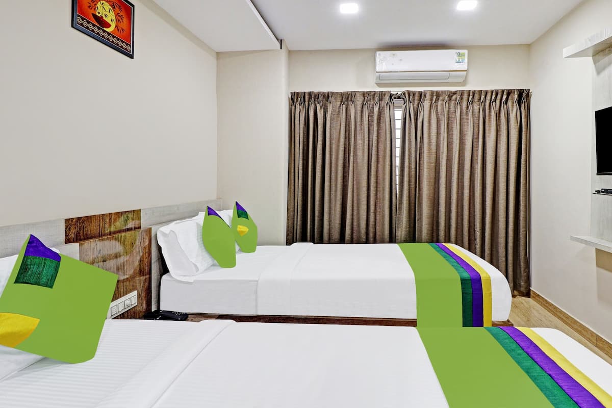 Phòng Deluxe | Bàn, bàn ủi/dụng cụ ủi quần áo