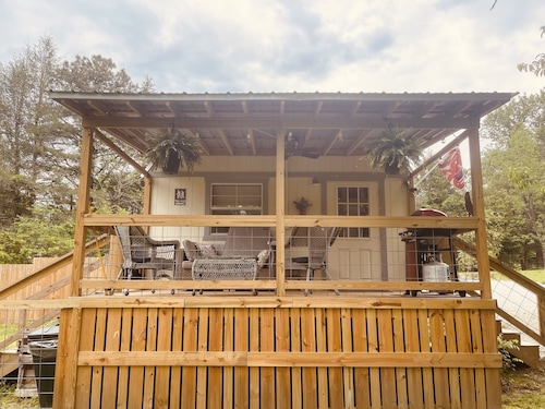 Creekside tiny villa, Fenced, dog friendly, 3 miles to Clayton