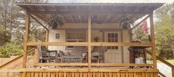 Creekside tiny villa, Fenced, dog friendly, 3 miles to Clayton