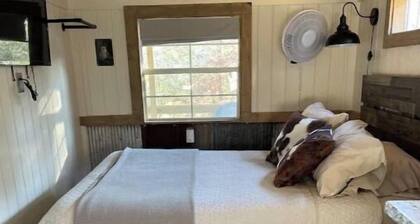 Creekside tiny villa, Fenced, dog friendly, 3 miles to Clayton