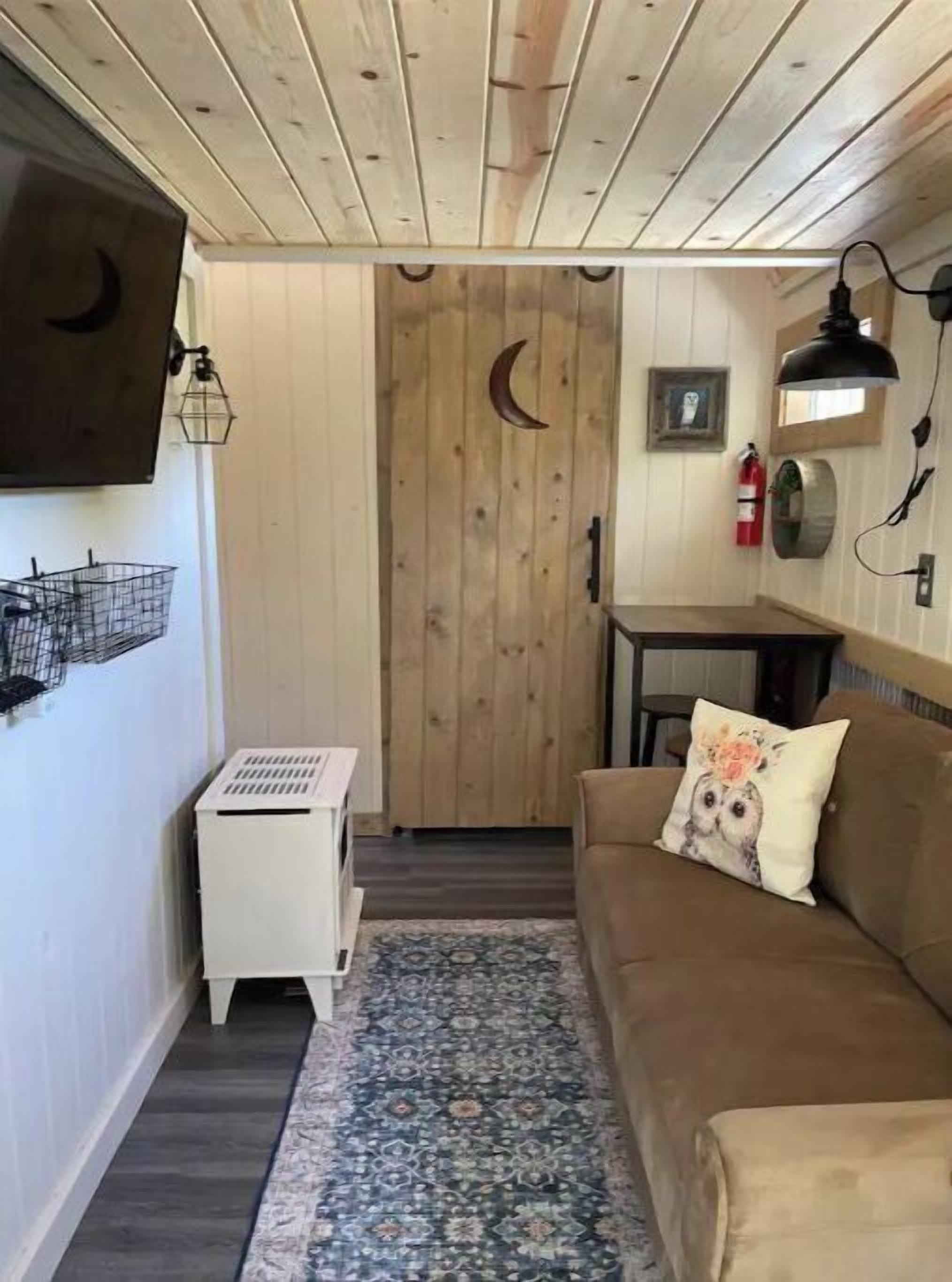 Smart-TV, Kamin, Bücher, Stereoanlage