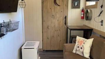 Smart TV, fireplace, books, stereo