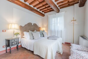 2 habitaciones, tabla de planchar con plancha y ropa de cama 