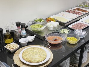 Una mesa de buffet con diferentes alimentos y salsas.