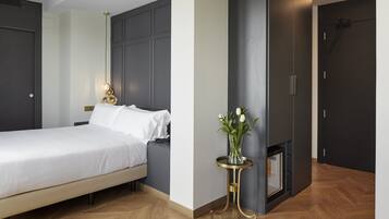 Junior studio suite | Luxe beddengoed, donsdekens, een minibar met enkele gratis items