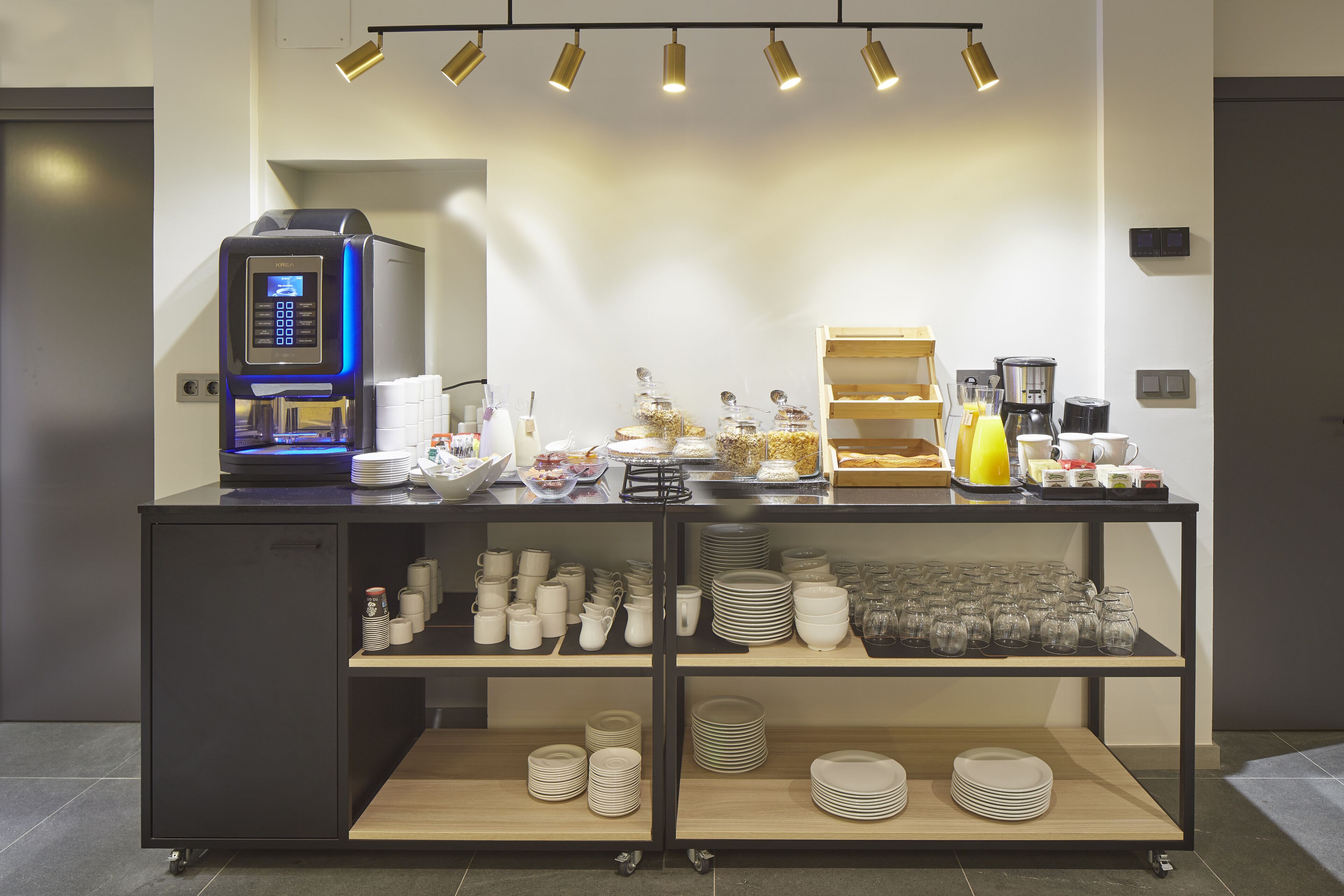 Petit déjeuner buffet (16 EUR par personne)