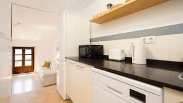 Appartement (ARIES) | Cuisine privée | Réfrigérateur, micro-ondes, plaque de cuisson, bouilloire électrique