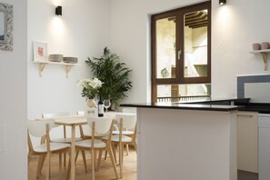 50-英寸纯平电视 (配备数码频道)、电视