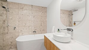 Bañera, secador de pelo y toallas