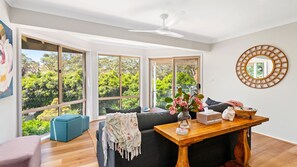 Smart TV, stereo, computer monitors - Bonito at Bagnalls (Corlette)