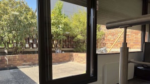 A room with a large window, a radiator, and a metal pole. - Beautiful duplex with terrace and parking (Ivry-sur-Seine)