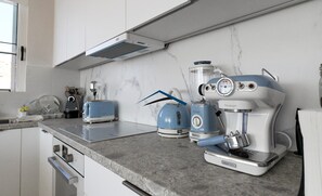 Kylskåp, ugn, spishäll och diskmaskin