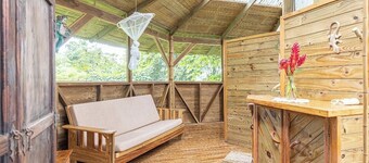 SpectacularJungle Canopy Treehouse