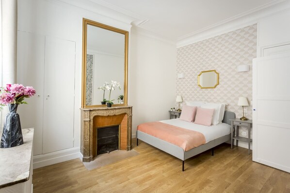 3 bedrooms, desk, iron/ironing board, travel cot