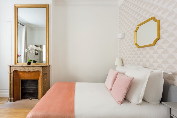 3 bedrooms, desk, iron/ironing board, travel cot