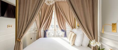 2 bedrooms, desk, iron/ironing board, travel cot