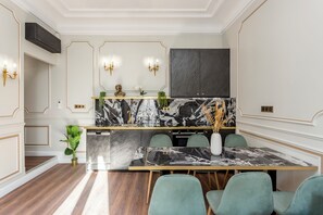 Fridge, microwave, oven, stovetop - Merveil - Luxury Suite - Opera - Septembre II (Paris)
