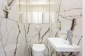 Badewanne, Haartrockner, Handtücher