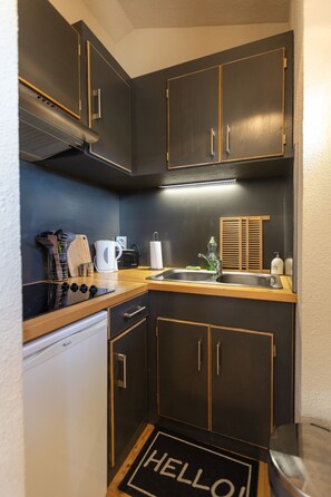 Geladeira, micro-ondas, fogão, cafeteira/chaleira