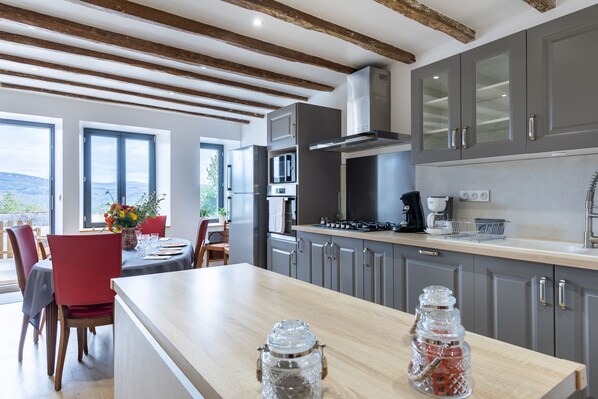 Réfrigérateur, micro-ondes, four, lave-vaisselle