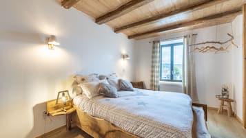3 bedrooms, iron/ironing board, free WiFi, bed sheets