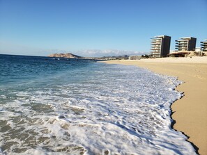 På stranden, solsenger og strandhåndklær