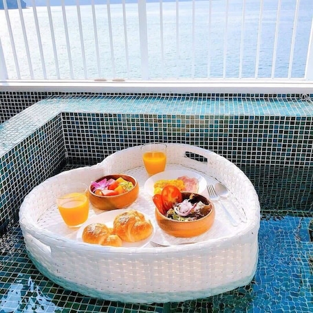 Outdoor dining. House with Ocean view good for 8PPL Free WiFi