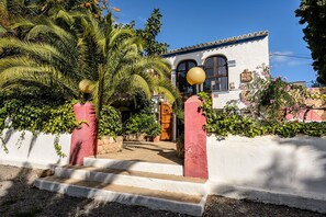 Property grounds - Villa Can Sarrio - Five Bedroom Villa, Sleeps 10 (Santa Eulària des Riu)