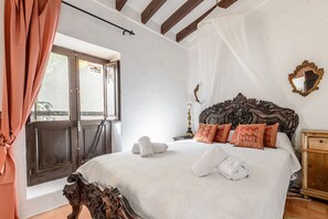 5 chambres, fer et planche à repasser, lit de bébé portatif