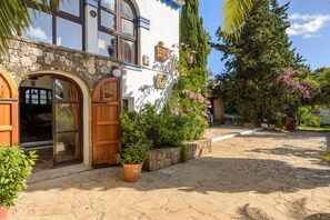 Exterior detail - Villa Can Sarrio - Five Bedroom Villa, Sleeps 10 (Santa Eulària des Riu)