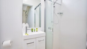 Dusche, Seife, Shampoo, Toilettenpapier