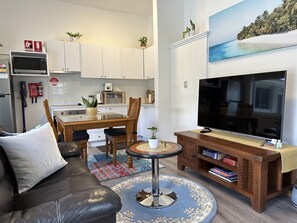 Smart TV, Netflix, books, streaming services