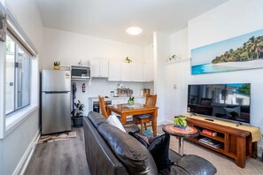 Smart TV, Netflix, books, streaming services - One-Bedroom Apartment on Summer | No.2 Near CBD (Orange)