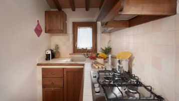 Køleskab, ovn, kaffe-/temaskine, køkkentøj/tallerkener/redskaber