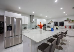 Geladeira, micro-ondas, fogão, cooktop