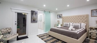 Urban Design Villa w/Backyard+BBQ+Fire Pit+Heated Pool