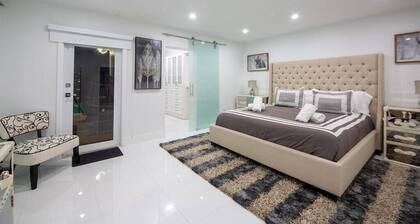 Urban Design Villa w/Backyard+BBQ+Fire Pit+Heated Pool