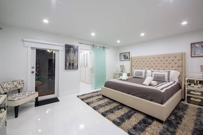 Urban Design Villa w/Backyard+BBQ+Fire Pit+Heated Pool