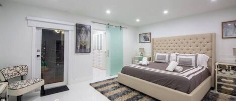 4 bedrooms, desk, iron/ironing board, travel crib