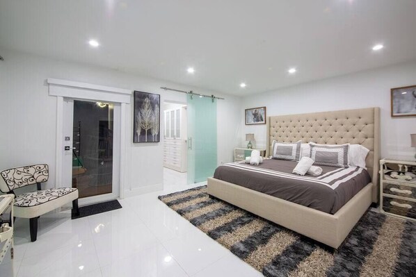 4 bedrooms, desk, iron/ironing board, travel crib