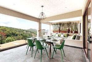 Outdoor dining - Villa del Lago: Overlooking the lake in Avándaro (Valle de Bravo)