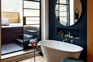 Badewanne, Haartrockner, Handtücher