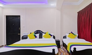 Kamar Deluks | Dilengkapi dengan perabotan berbeda-beda dan meja kerja