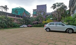 Free self-parking - Itsy Hotels Hill Town, 500 Mtrs From Madikeri Fort (Madikeri)
