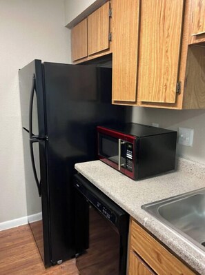 Refrigerador, microondas, horno y parrilla de estufa 