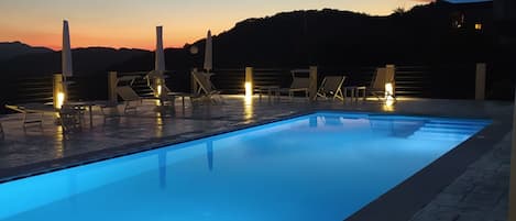 Piscina stagionale all'aperto, ombrelloni da piscina, lettini