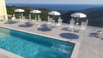 Dobbeltrom – panorama | Basseng | Sesongbasert utendørsbasseng, bassengparasoller og solsenger