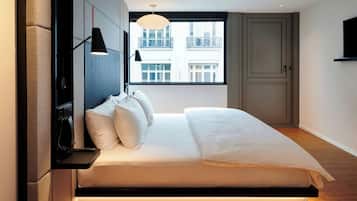 Room, 1 King Bed (Mobility Accessible, Roll-In Shower) | Premium bedding, pillowtop beds, in-room safe, desk